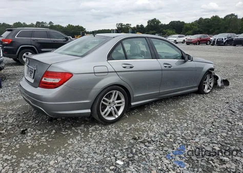 2014 Mercedes-Benz C 250 z USA, uszkodzony, nr VIN WDDGF4HB2EA957750